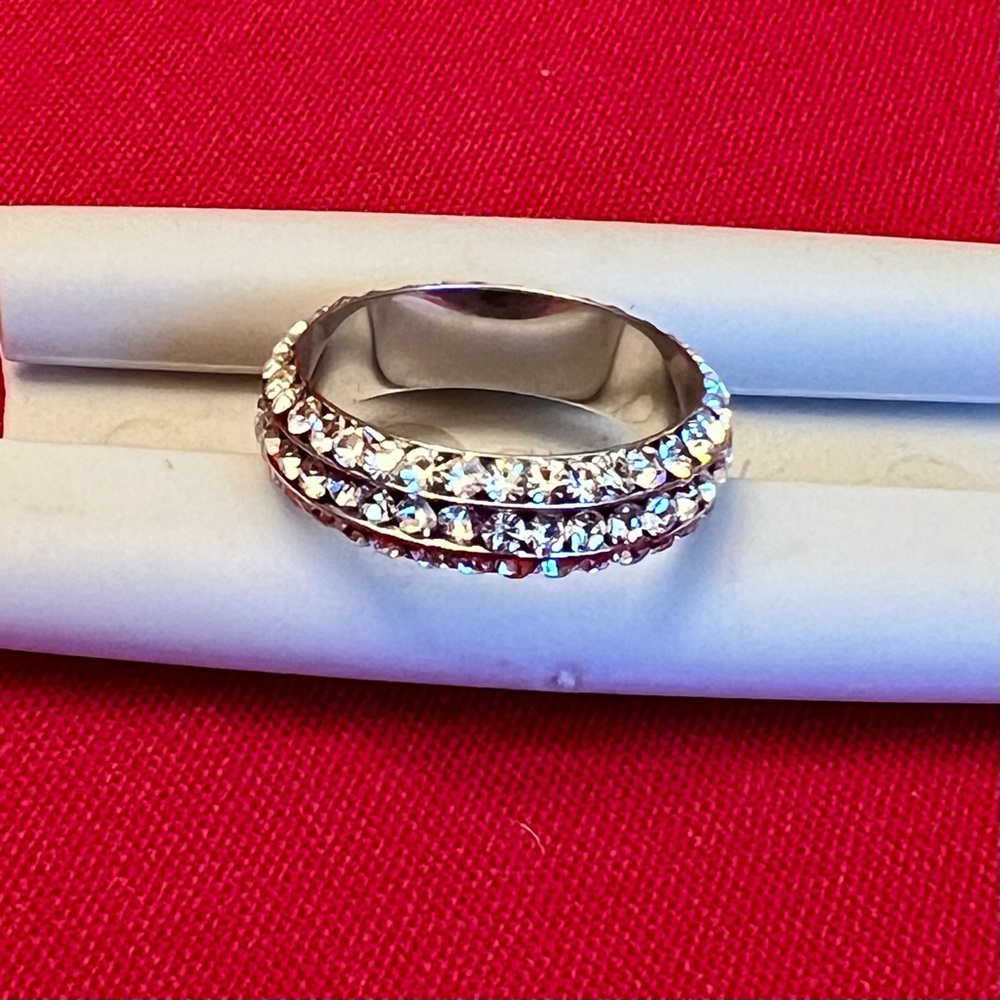 Elegant Chrystal Women's Eternity Ring - Picture 2 of 7